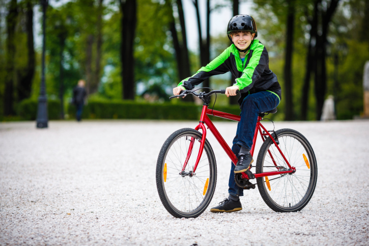 Niños conductores de bicicletas