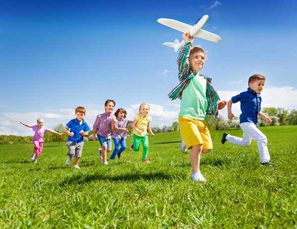 Niños jugando: jugad, no juzguéis