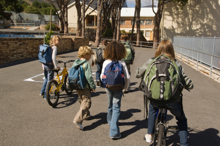 Niños en bicicleta