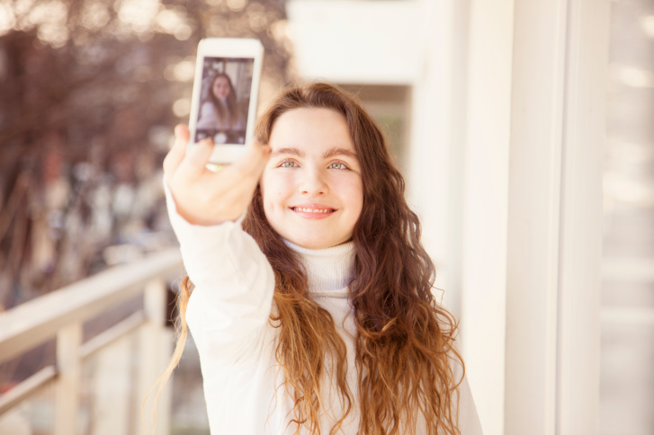 Las mujeres se hacen más selfies que los hombres