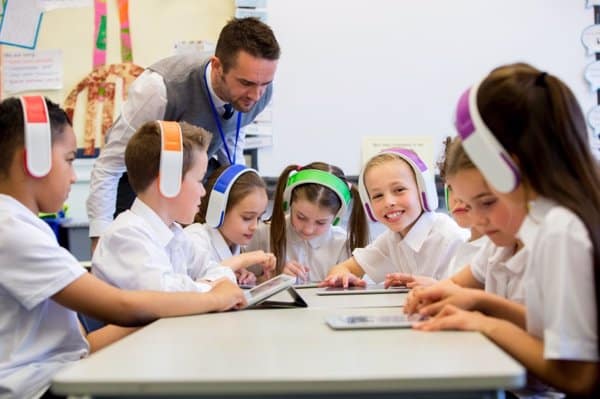 Por qué asusta a los padres el uso de la tablet en el colegio