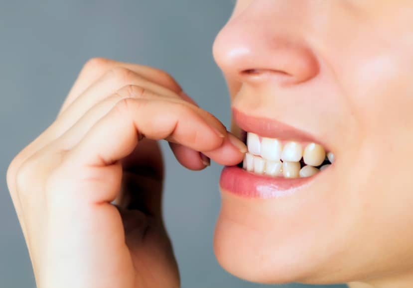 Morderse las uñas es malo para los dientes