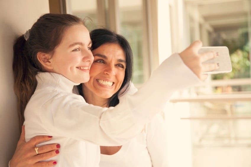 Francia podrá multar a los padres por publicar fotos de sus hijos