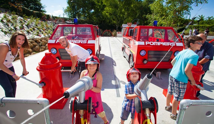 Bomberos y niños en Futuroscope