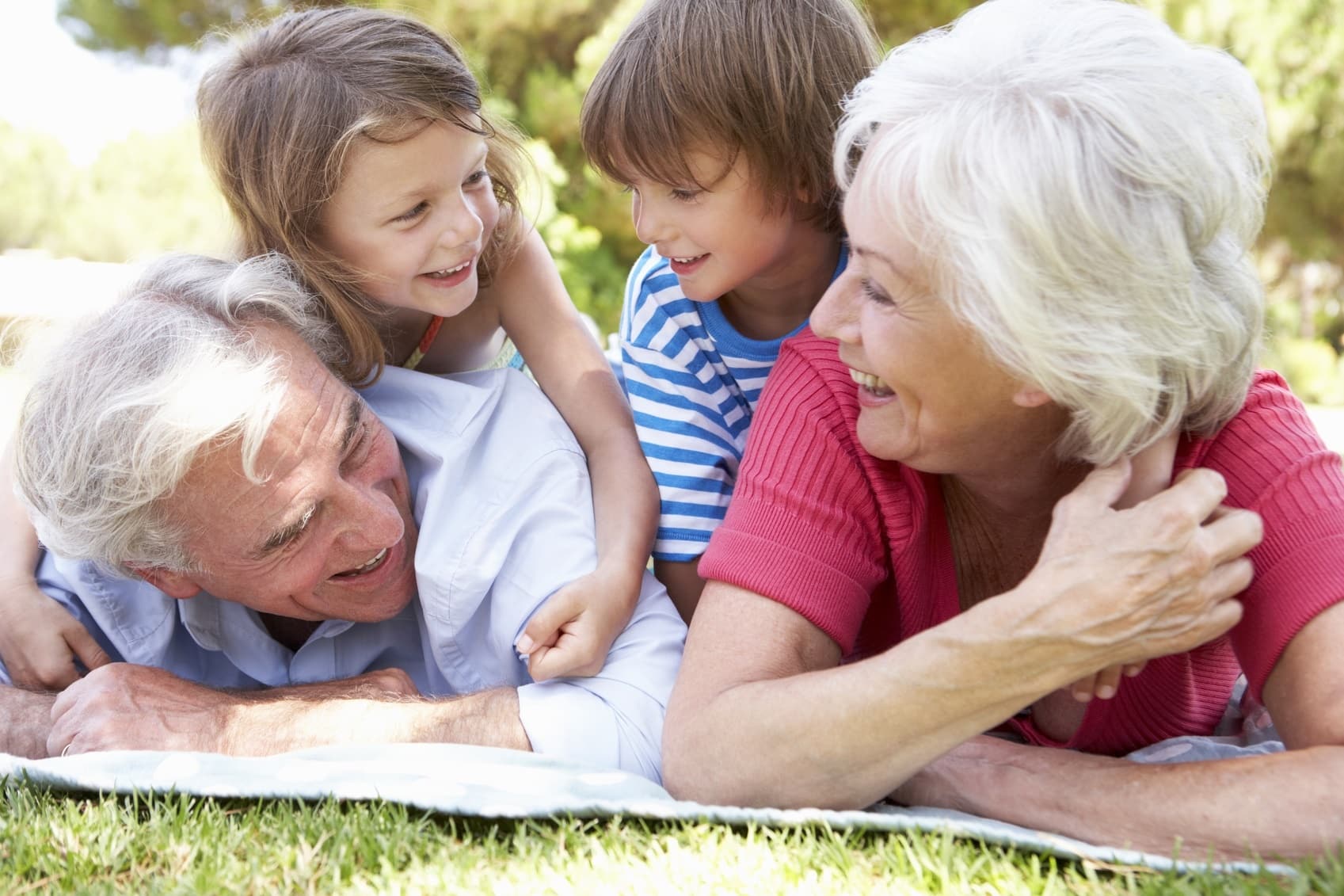 Los abuelos: Pieza fundamental  en los hogares