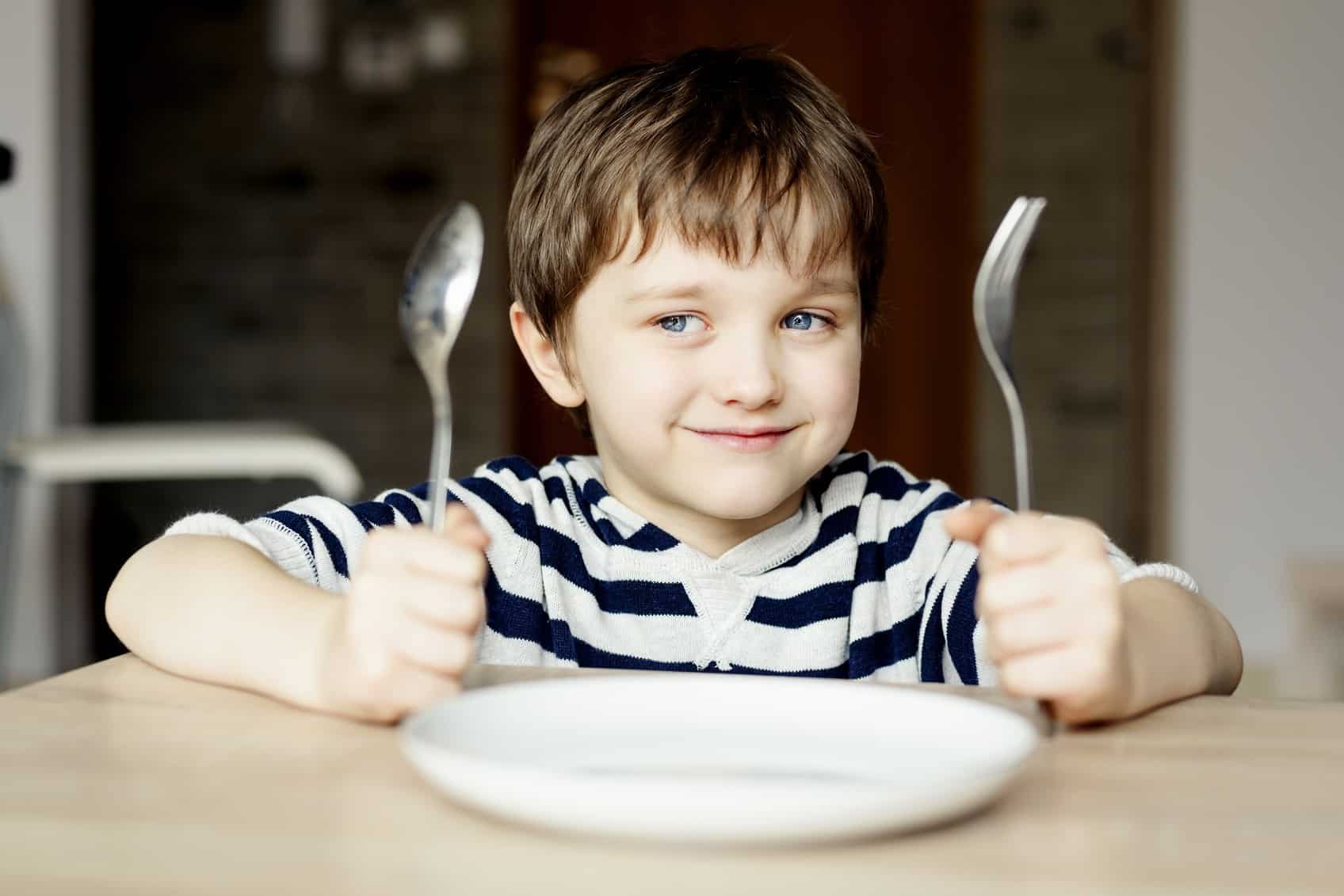 Los dos años del niño significan el comienzo de su autonomía en la mesa