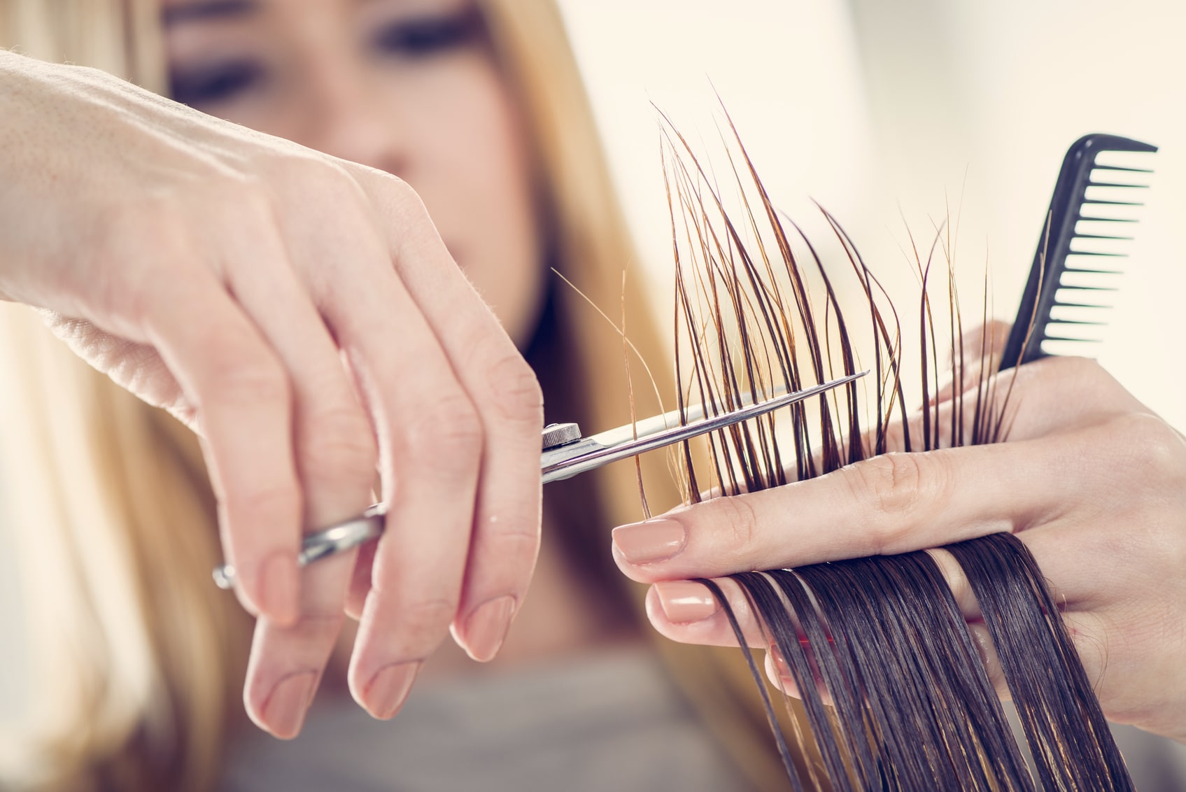 Cortar las puntas del pelo en otoño