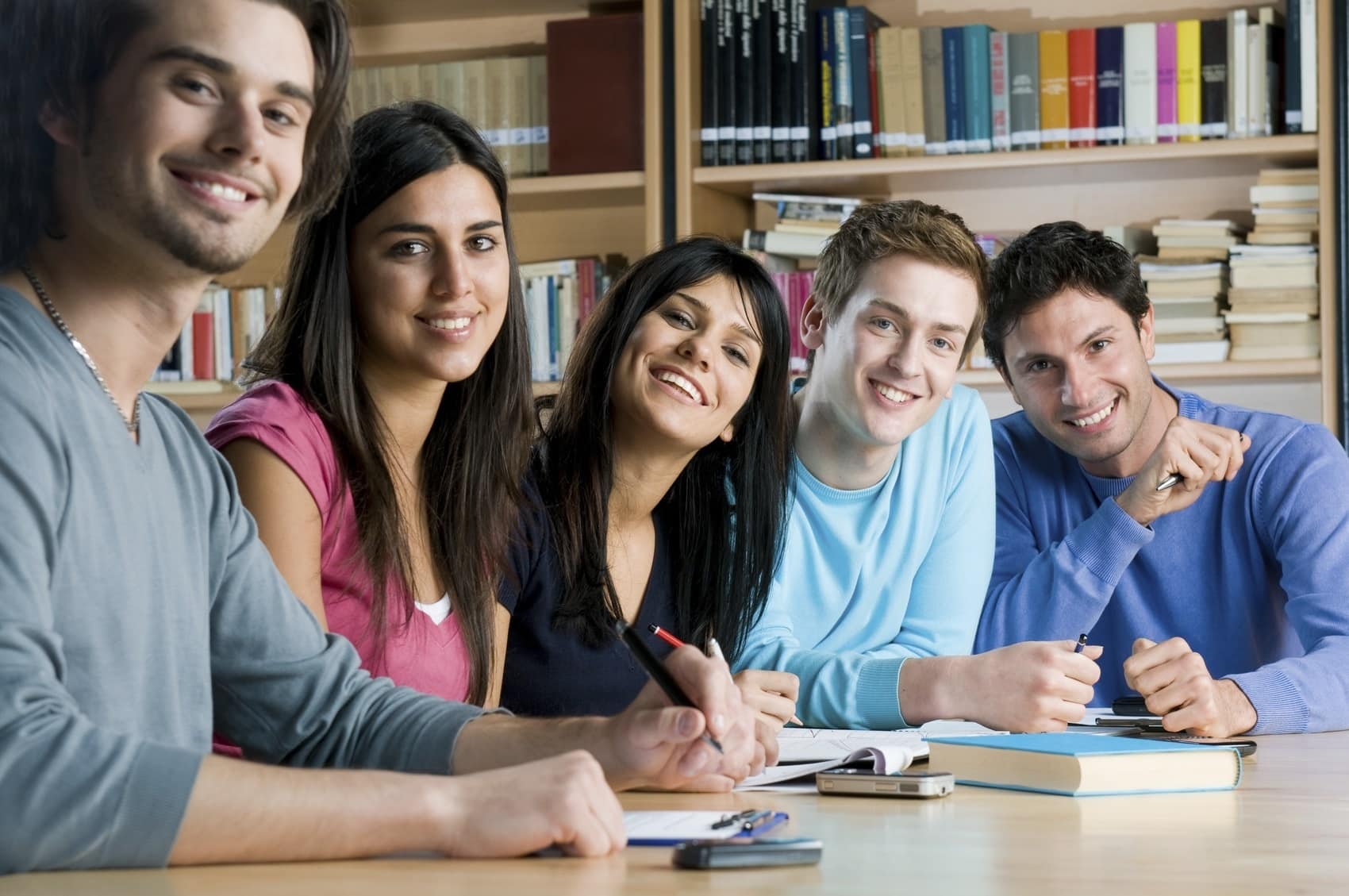 Los jóvenes españoles con titulación universitaria superan la media europea