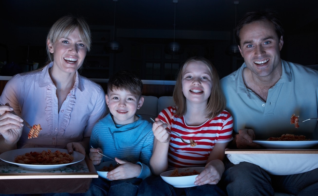 Comer con el televisor encendimo no es algo recomendable