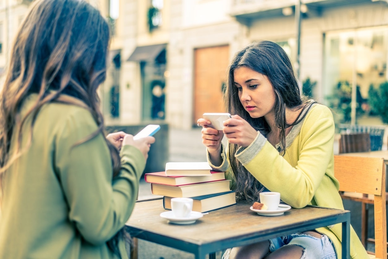 Los jóvenes cada vez hacen mayor uso de sus smartphones