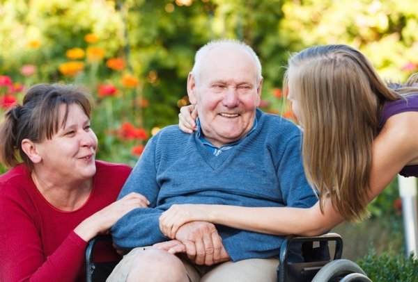 Abuelo con su familia