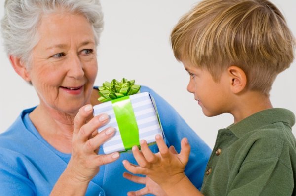 Abuela dando un regalo a su nieto