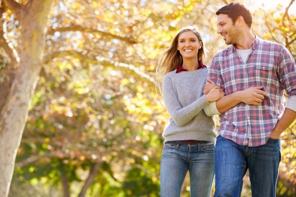 Pareja paseando por el campo