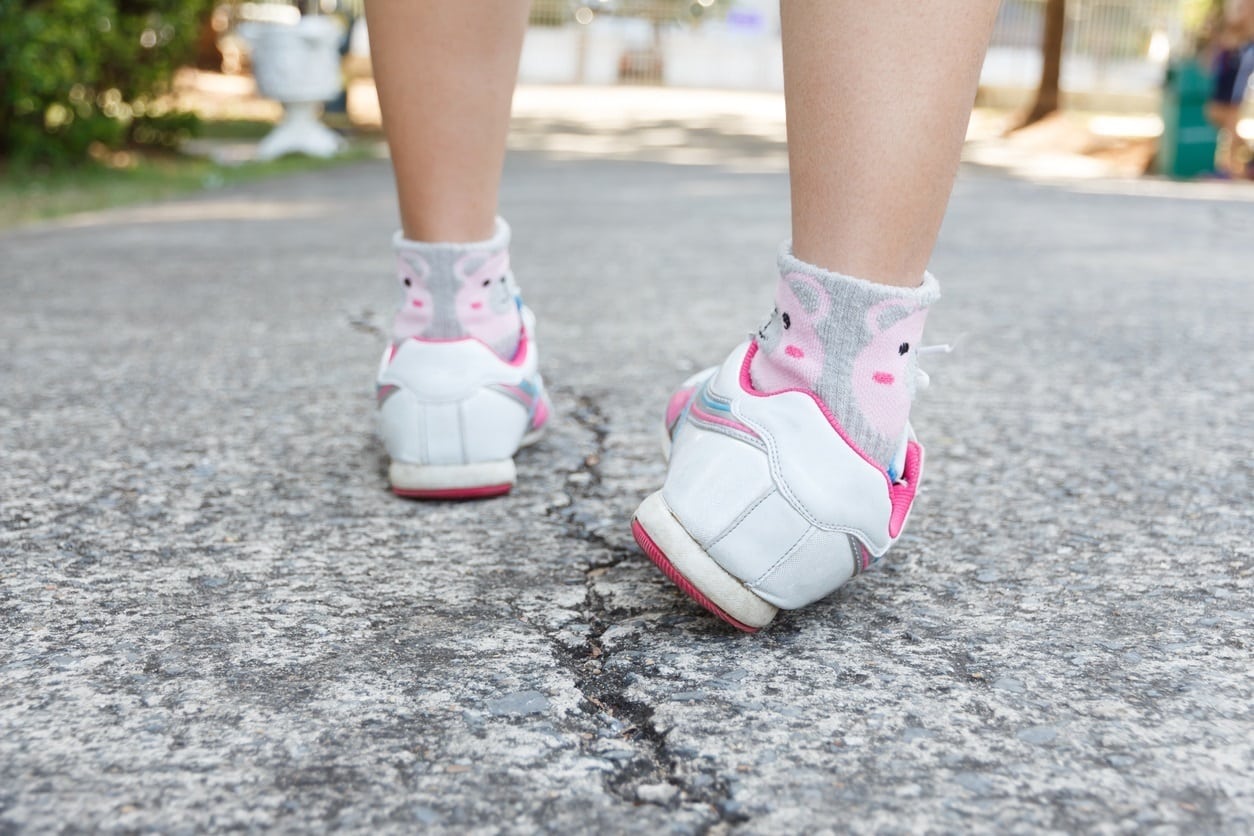 Cómo encontrar defectos en la forma de pisar de los niños