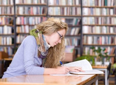 Mujer estudiando