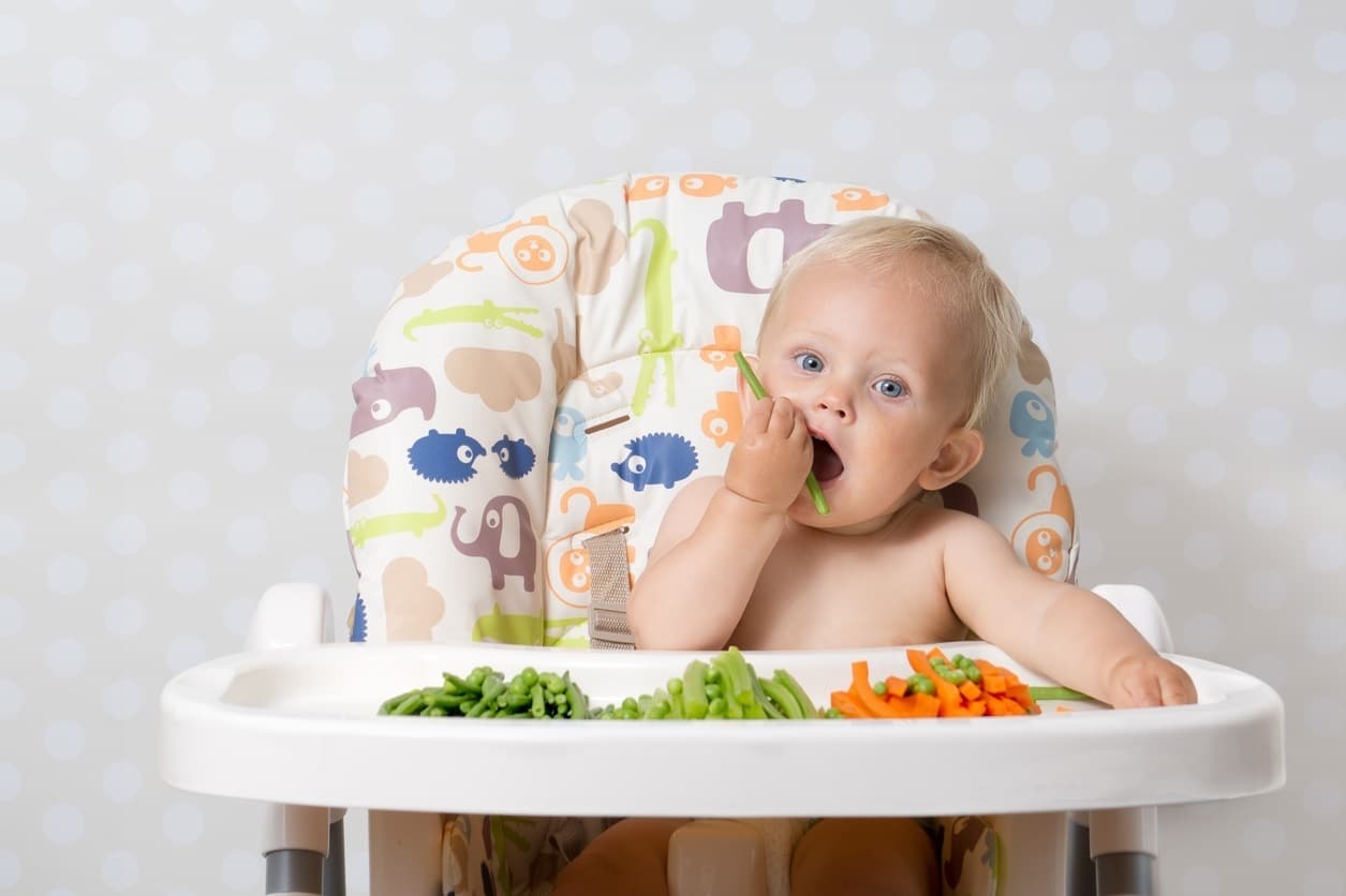 Introducir alimentos sólidos favorece la autonomía del niño