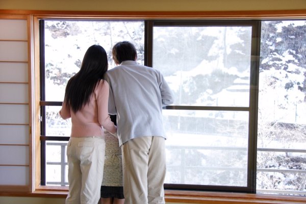 Pareja en una ventana