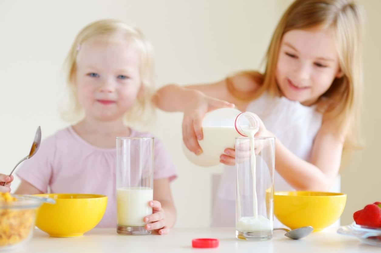 Recuerdan la importancia de la leche en el crecimiento de los niños.