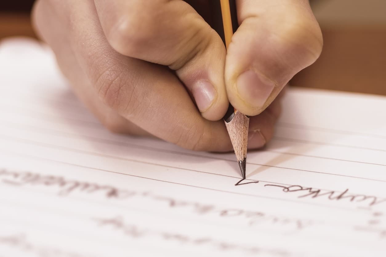 La grafomotricidad ayuda a mejorar la caligrafía de los niños.