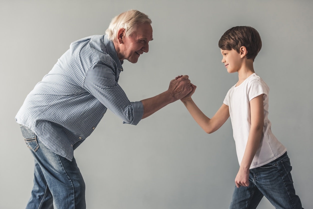 El cuidado de los nietos presenta importantes beneficios para los abuelos.