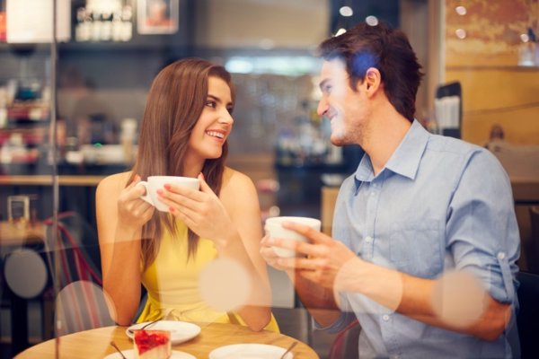 Pareja tomando café