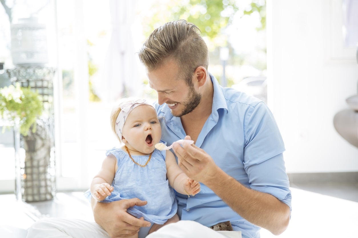 La cantidad de hombres que solicita el permiso de paternidad aumenta.