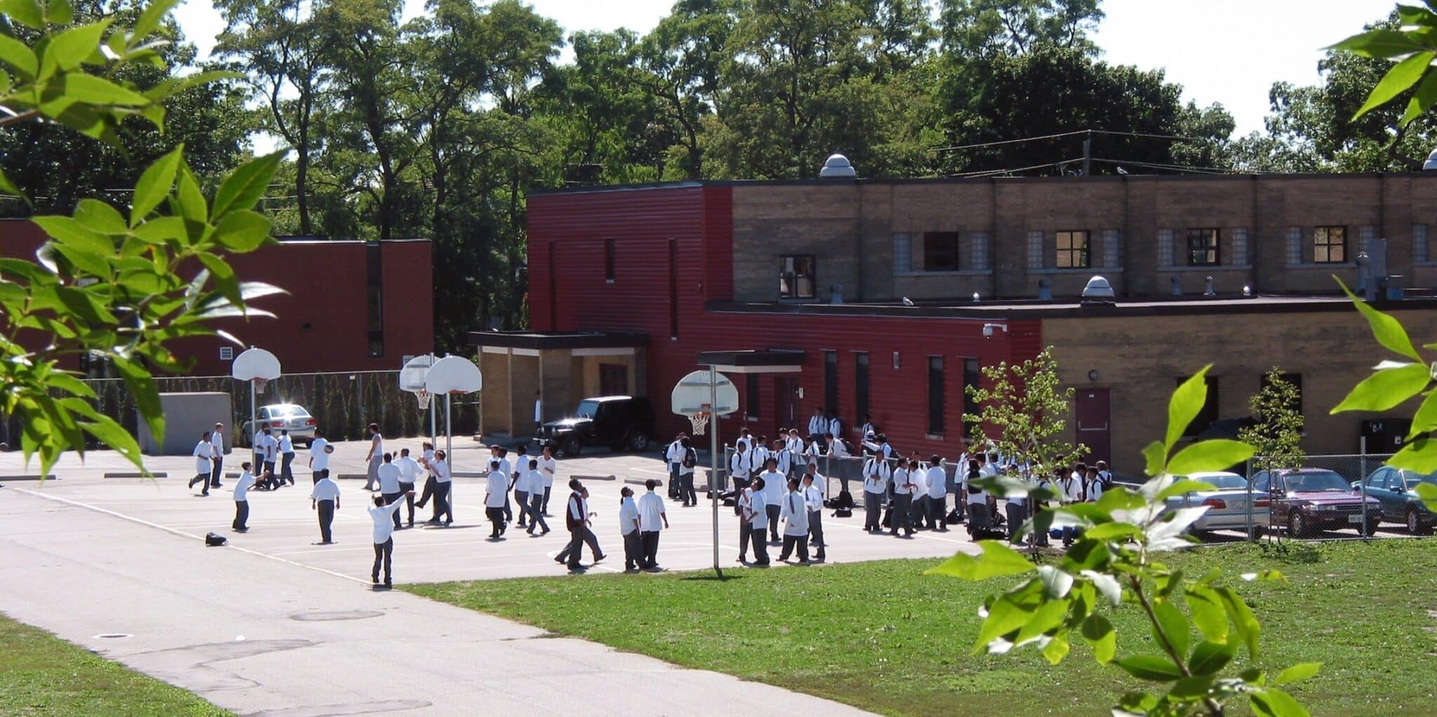 Un patio con espacios verdes favorece el desarrollo de los niños.