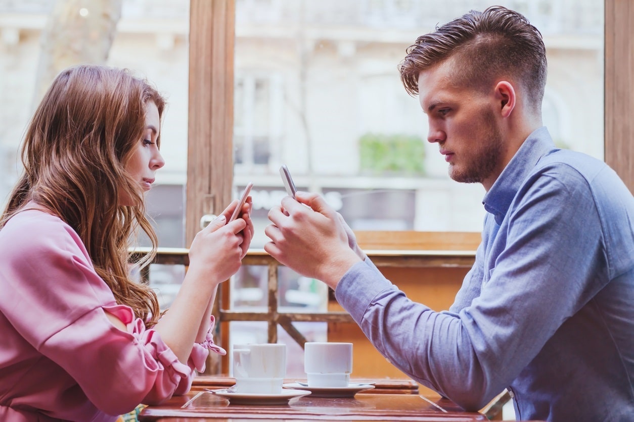 Phubbing, el fenónomeno que nos desconecta de nuestras parejas.