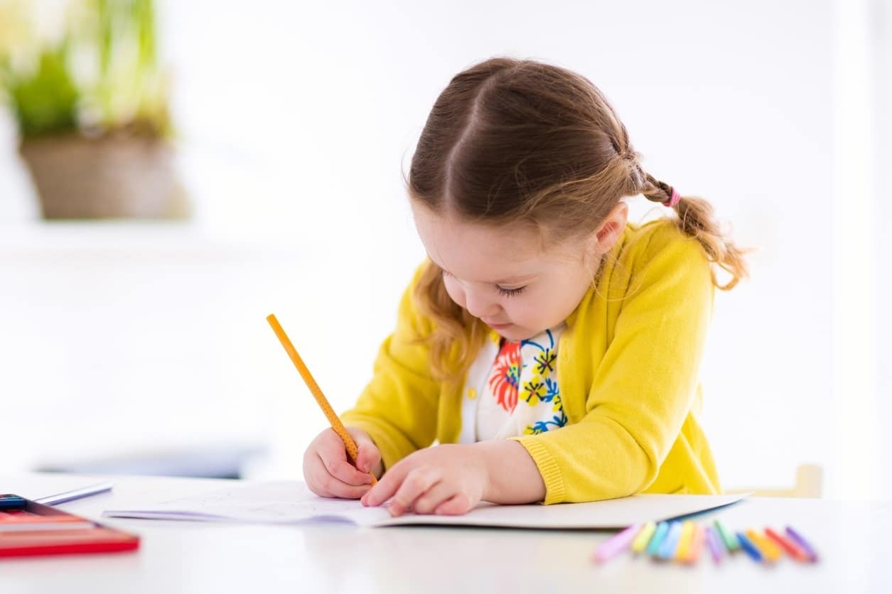 La caligrafía es una buena elección para estimular a los niños.