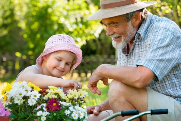 Abuelo con su nieta