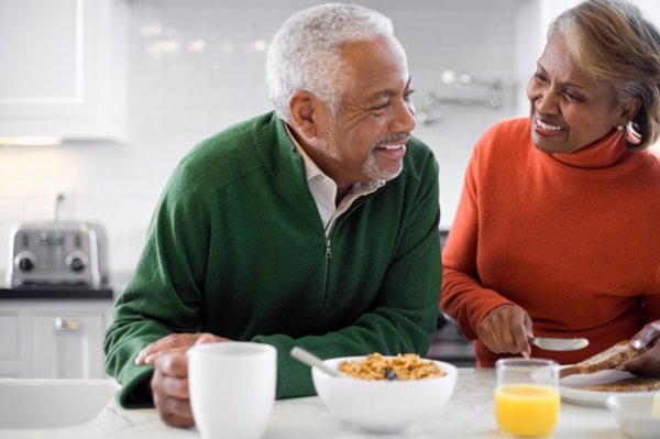 Pareja desayunando