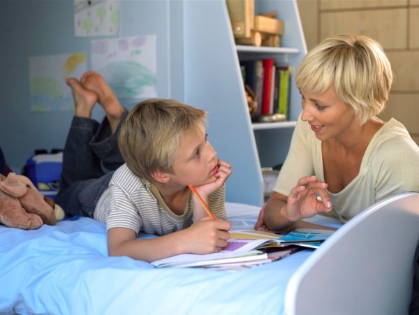 Madre educando a su hijo