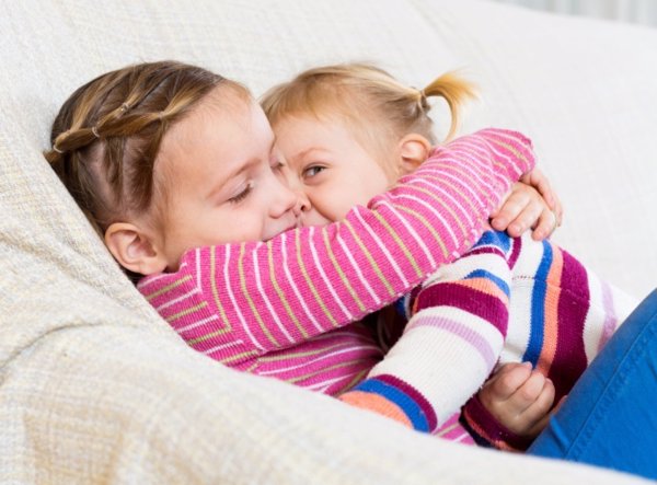 Un abrazo entre hermanas