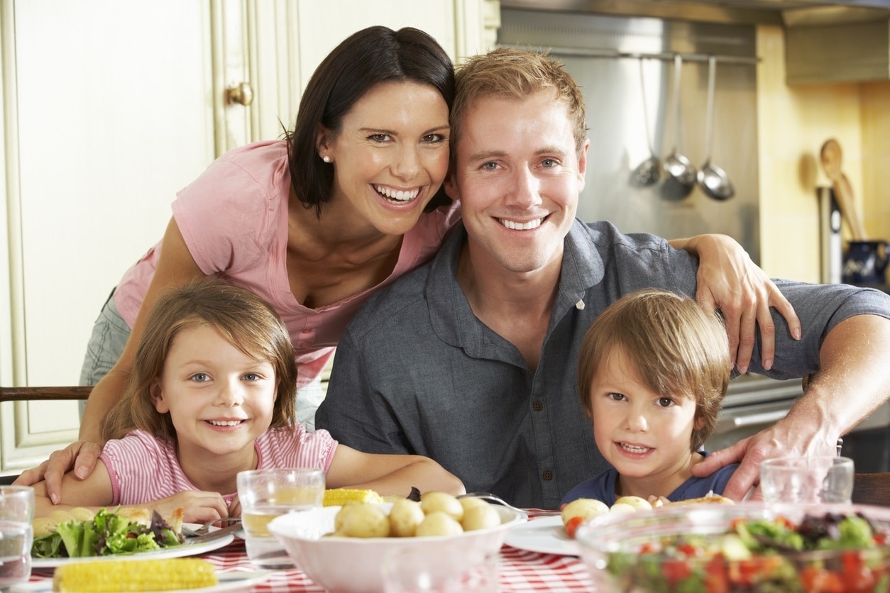 Las cenas en familia tienen una gran importancia en los niños.