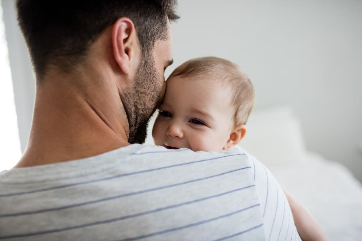 Los padres mucho más involucrados en la crianza de sus hijos