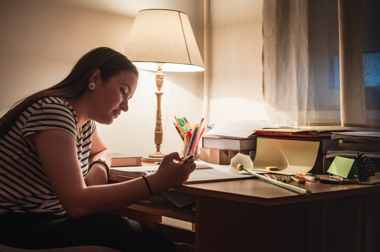 Estudiar por la noche se traduce en un mayor fatiga durante el día.