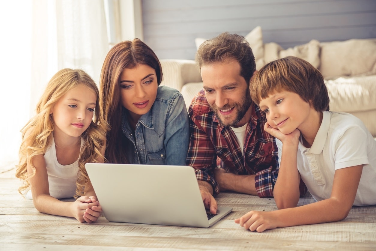 Los padres deben saver cómo educar a sus hijos nativos digitales.