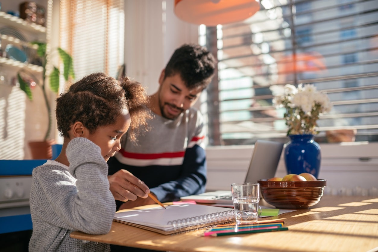 La familia tiene una gran influencia en la educación de los hijos.