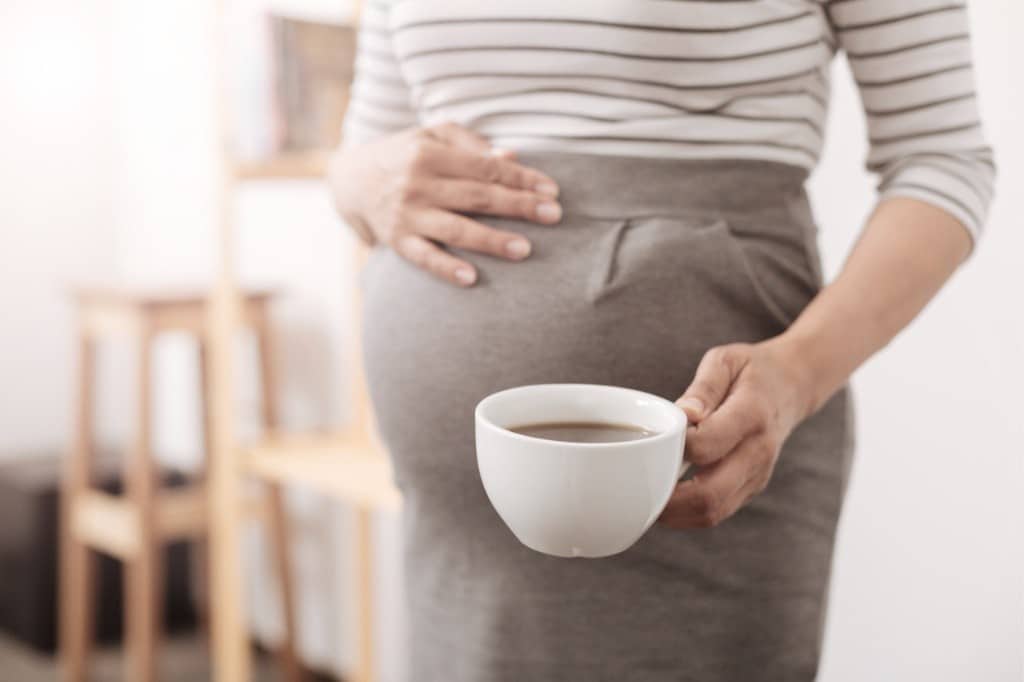 Un nuevo estudio relaciona cafeína en el embarazo con hijos con sobrepeso.