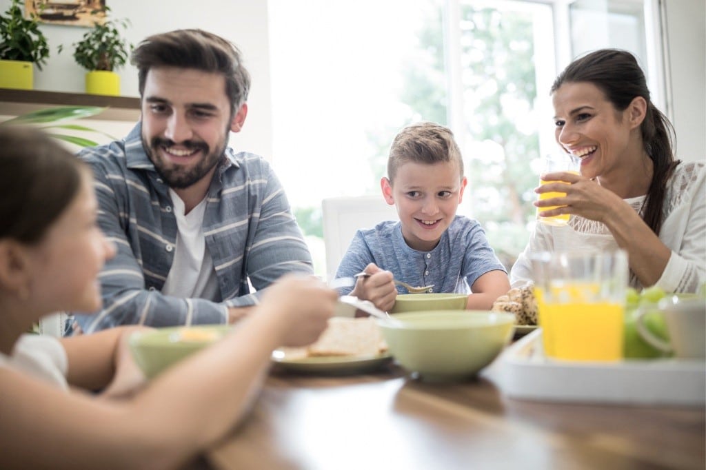 Desayunar en familia es una actividad muy recomendada. 