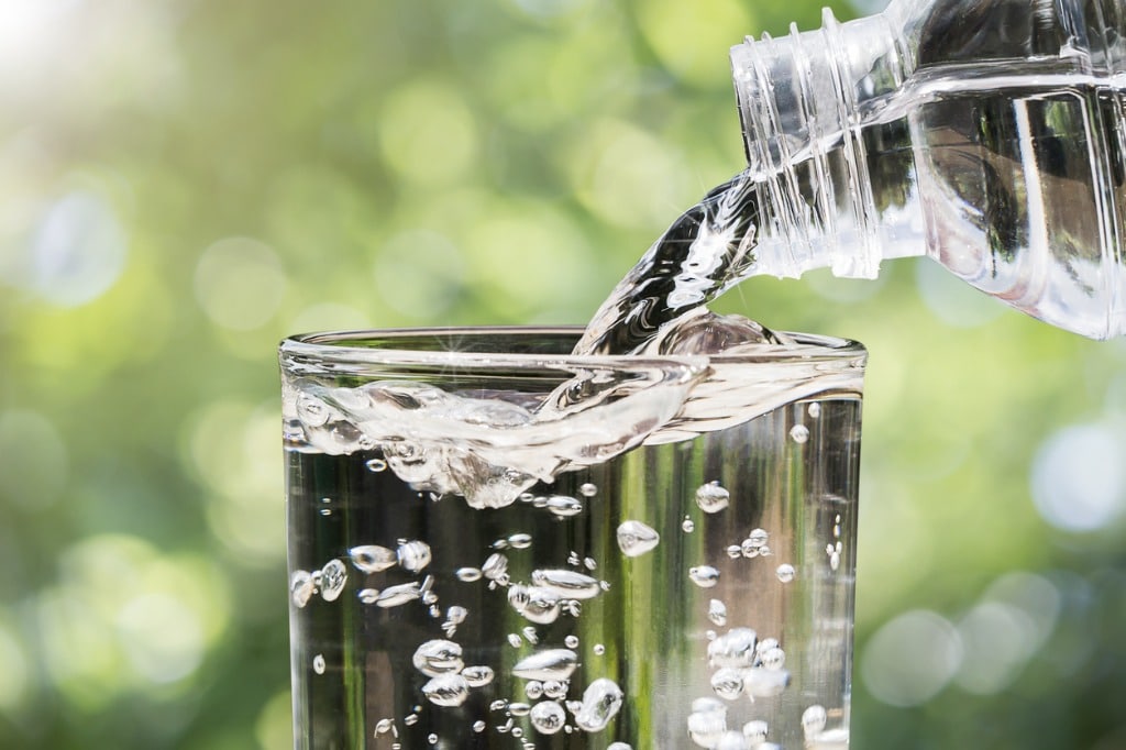 Agua. Evita confundir sed con hambre