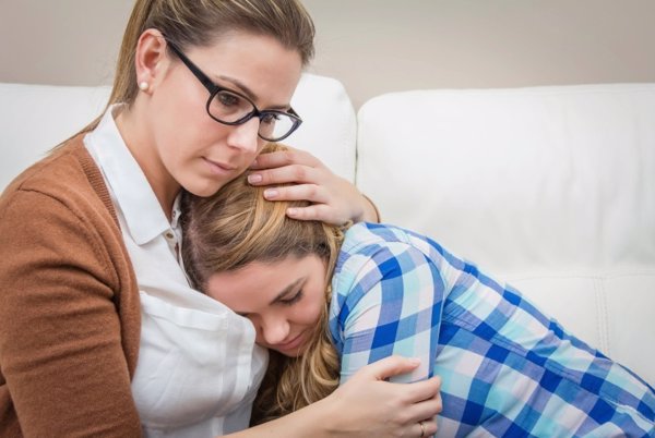 Madre apoyando a su hija