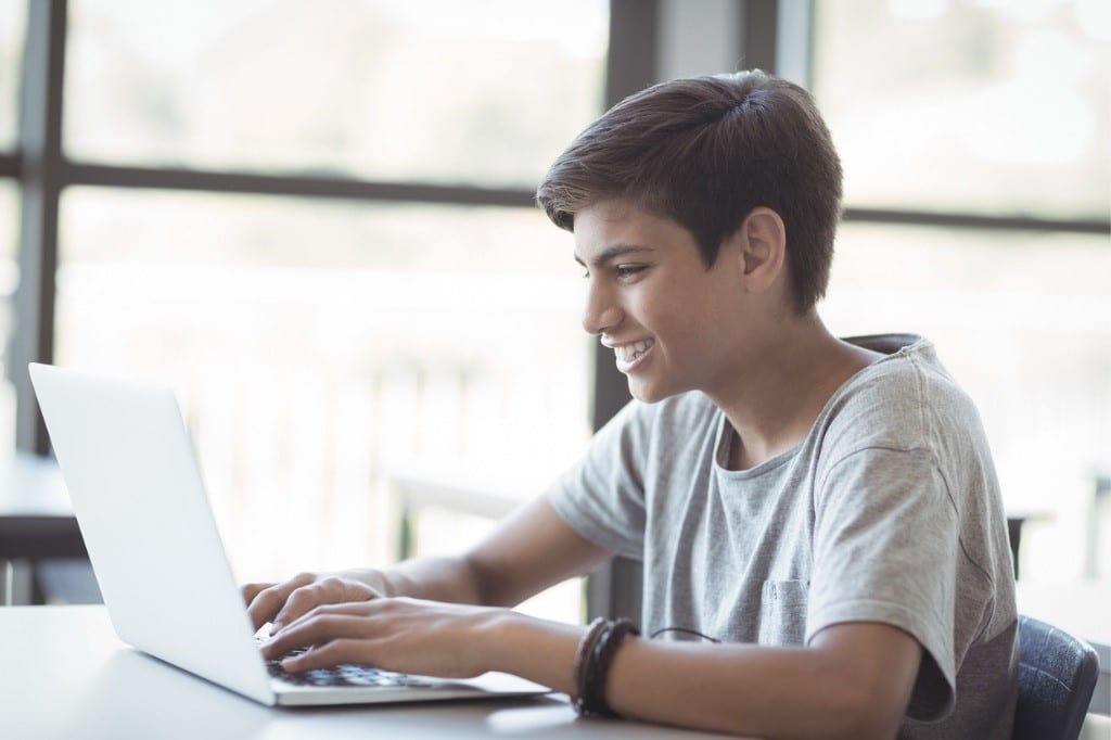 La información que reciben muchos niños sobre sexualidad procede de internet.