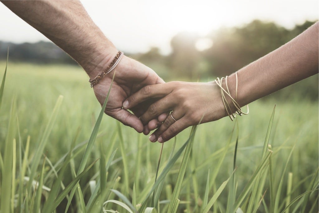 Pasear de la mano crea un vínculo muy especial entre la pareja.