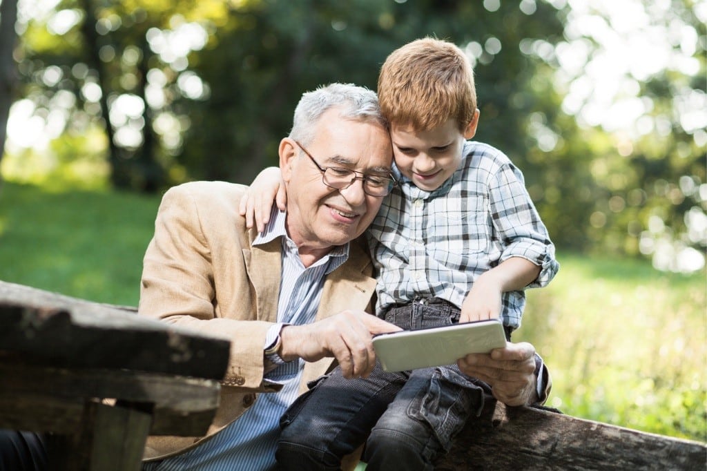 Incluso los abuelos tienen algo que enseñar a los nativos digitales.