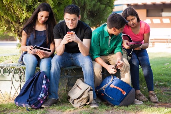 Adolescentes usando las nuevas tecnologías