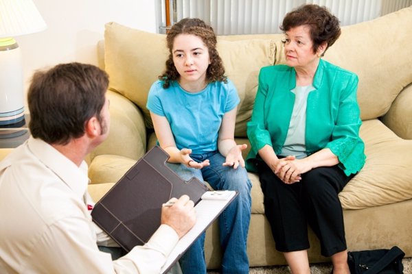 Niña recibiendo ayuda psicológica