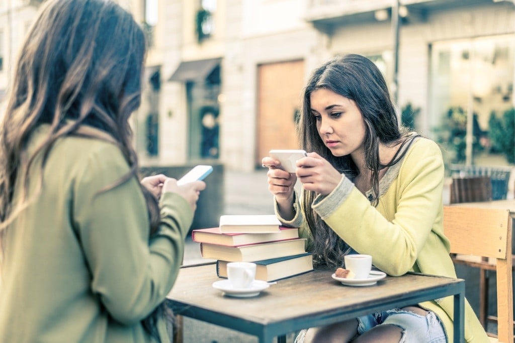 El uso de las redes sociales por los jóvenes es alto.