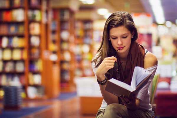 Mujer leyendo