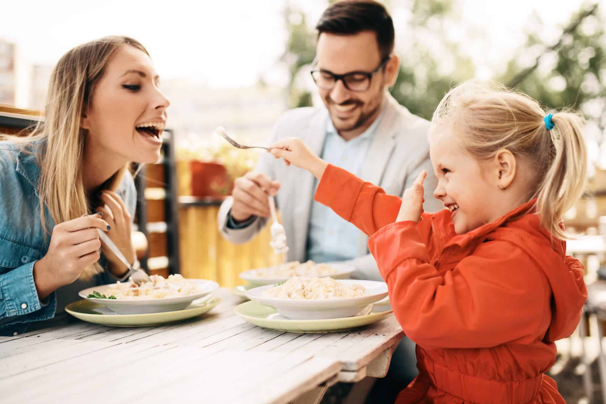 Familia comiendo